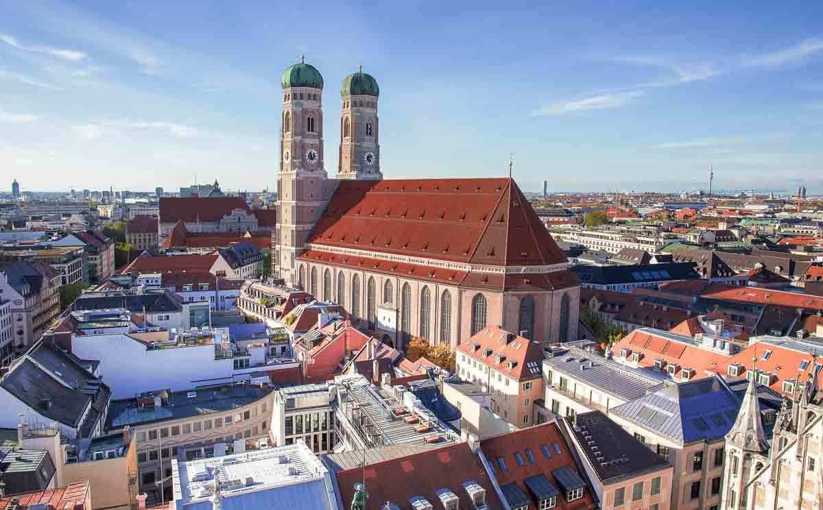 Frauenkirche in München mit Stadtpanorama
