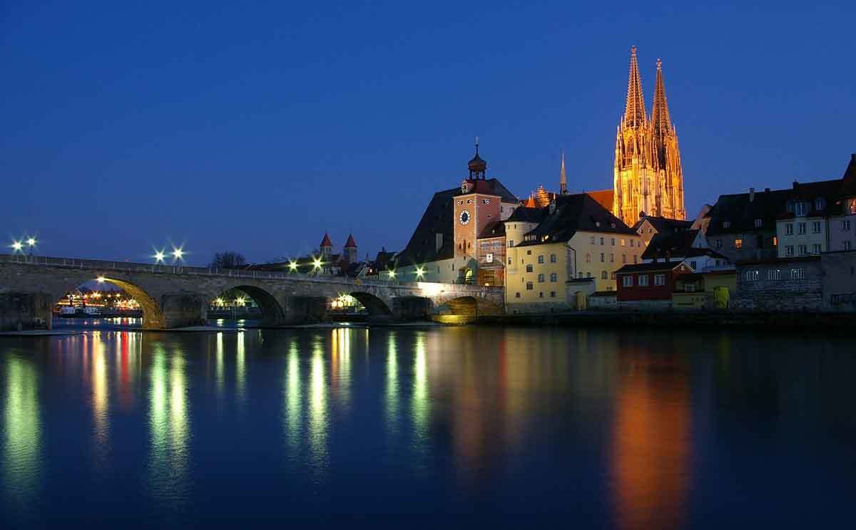 Regensburg und Steinerne Brücke bei Nacht