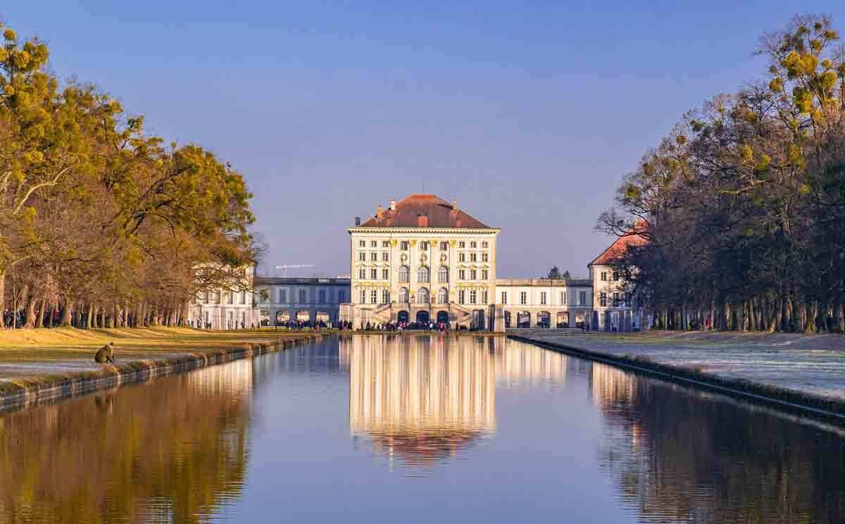 Schloss Nymphenburg mit Nymphenburg Kanal